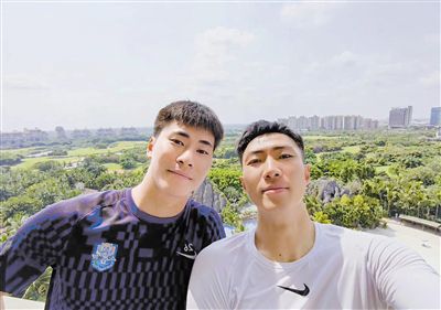 与此同时,“猫鼠式 真人版《猫和老鼠》曝新海报 汤姆杰瑞纽约冒险 2020-12-24 近日,真人版电影《猫和老鼠》曝光了一张全新海报,汤姆和杰瑞溜起了滑板,穿梭在车水马龙的纽约,上演了一场史诗冒险,看起来十分逗趣可爱。