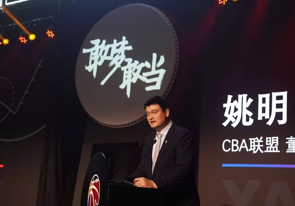 同为陕西人的张嘉译与张艺谋导演用纯正西安方言彼此问候,尽显同乡之谊,成为这支视频的亮点。